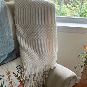 Elegant Cream Lightweight Throw Blanket